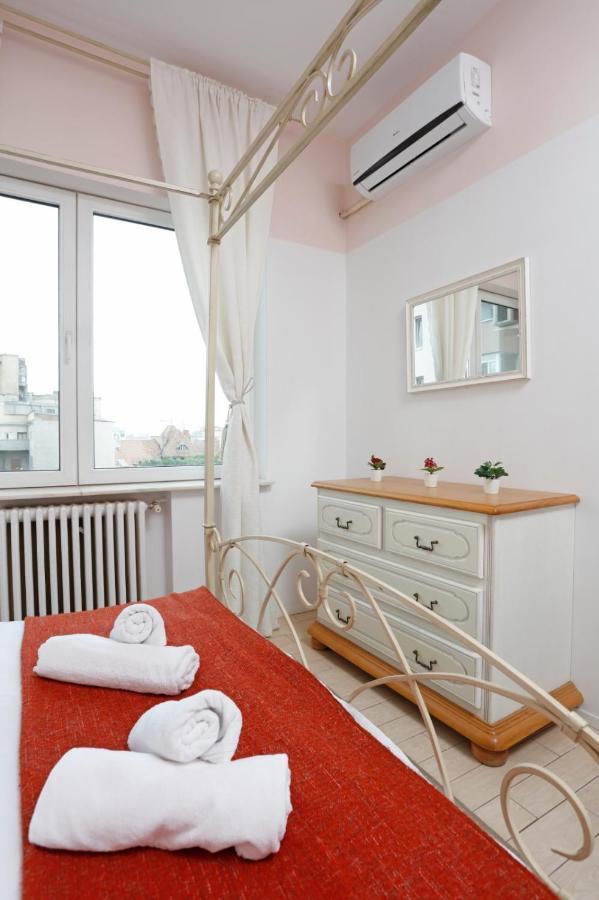 Classy 2 Bedroom Apartment In City Center Bucarest Extérieur photo